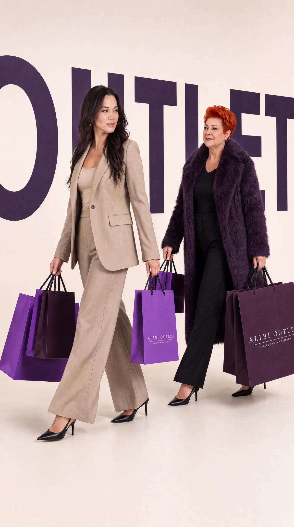 Dwie kobiety związane z Alibi Outlet z fioletowymi torbami zakupowymi