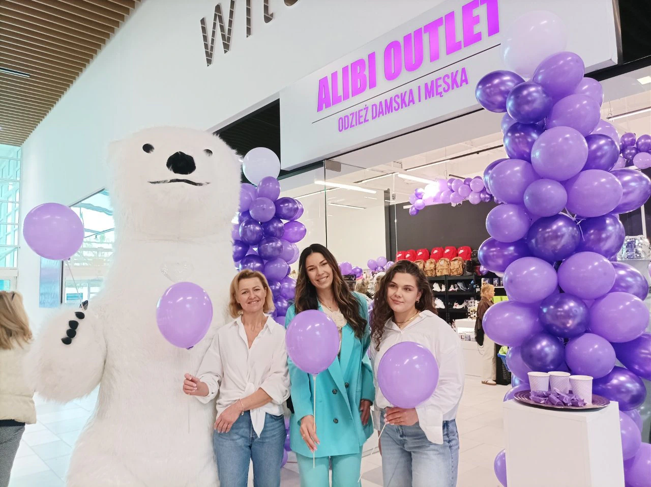 Wejście do Alibi Outlet w E.Leclerc przy ulicy Toruńskiej 1 w Radomiu podczas wydarzenia otwarcia