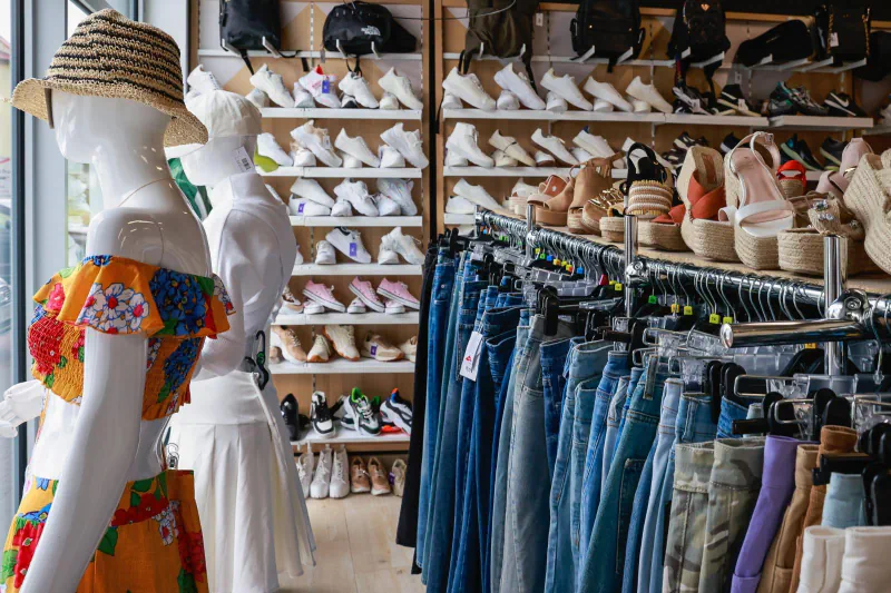 Ekspozycja odzieży, obuwia i jeansów w sklepie Alibi Outlet przy Głównej 9