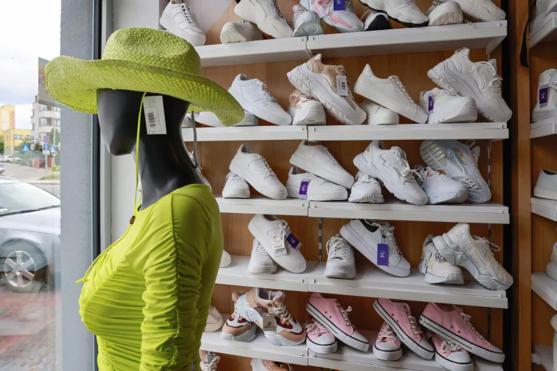 Zielona stylizacja na manekinie i regały z obuwiem w sklepie Alibi Outlet przy Głównej 9