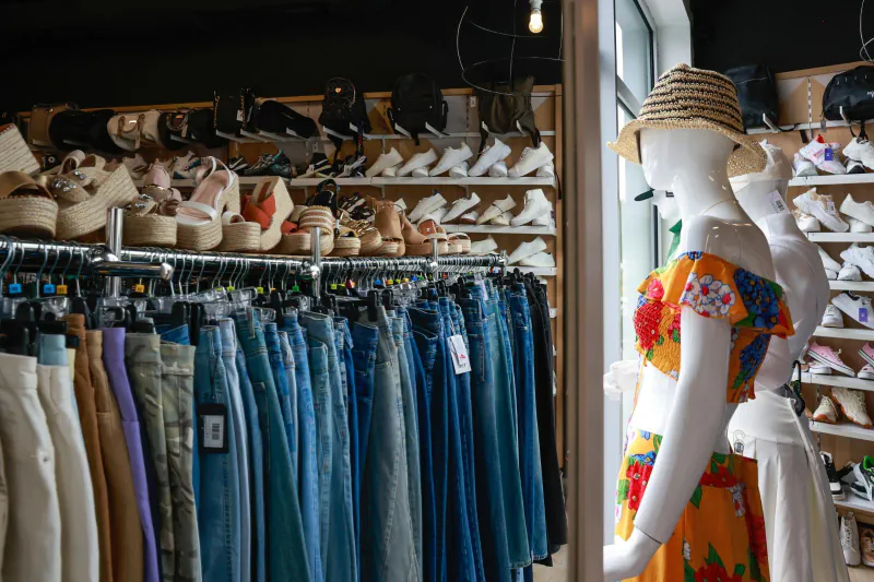 Ekspozycja jeansów i obuwia w sklepie Alibi Outlet przy Głównej 9