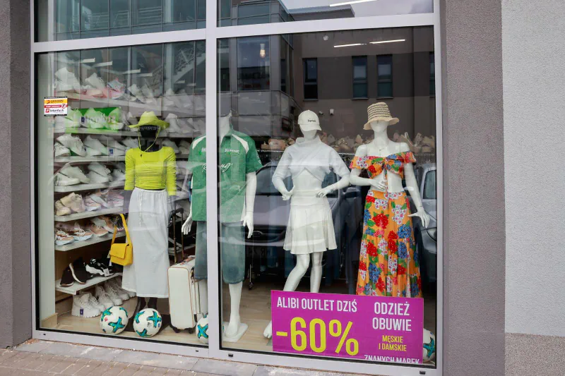 Witryna sklepu Alibi Outlet przy ulicy Głównej 9 w Radomiu
