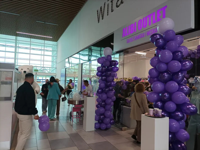 Wejście do Alibi Outlet w E.Leclerc podczas wydarzenia otwarcia