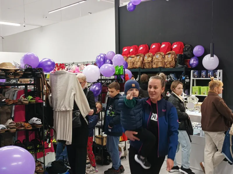 Osoby i ekspozycja odzieży wewnątrz Alibi Outlet w E.Leclerc