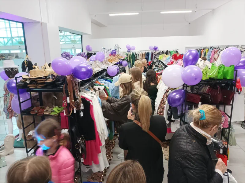 Ekspozycja odzieży i obuwia podczas otwarcia Alibi Outlet w E.Leclerc