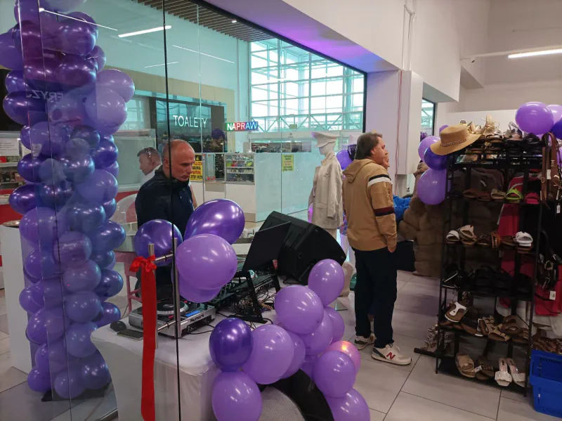 Strefa wejścia i stanowisko obsługi w Alibi Outlet w E.Leclerc