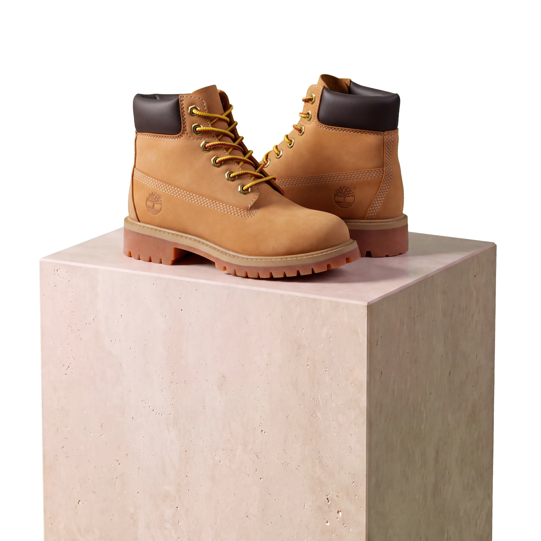 Miodowe buty Timberland na marmurowym postumencie