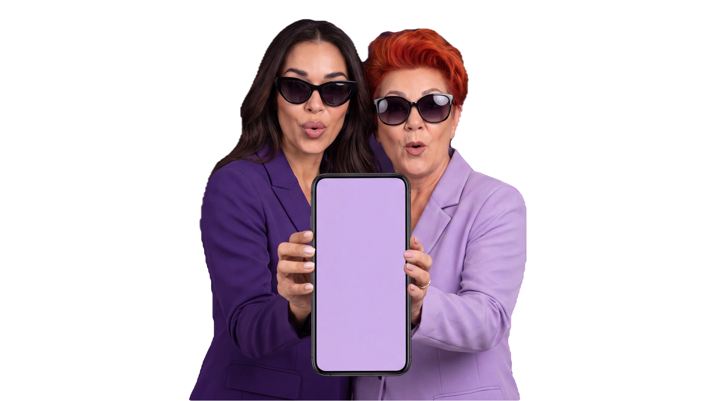 Bernadetta i jej mama w fioletowych marynarkach i okularach przeciwsłonecznych trzymają razem telefon.